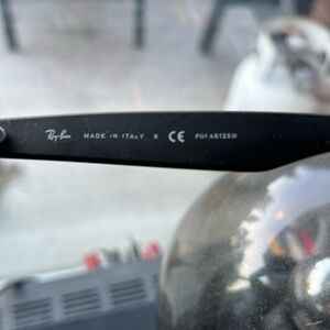 Nice little pair of polarized raybans.